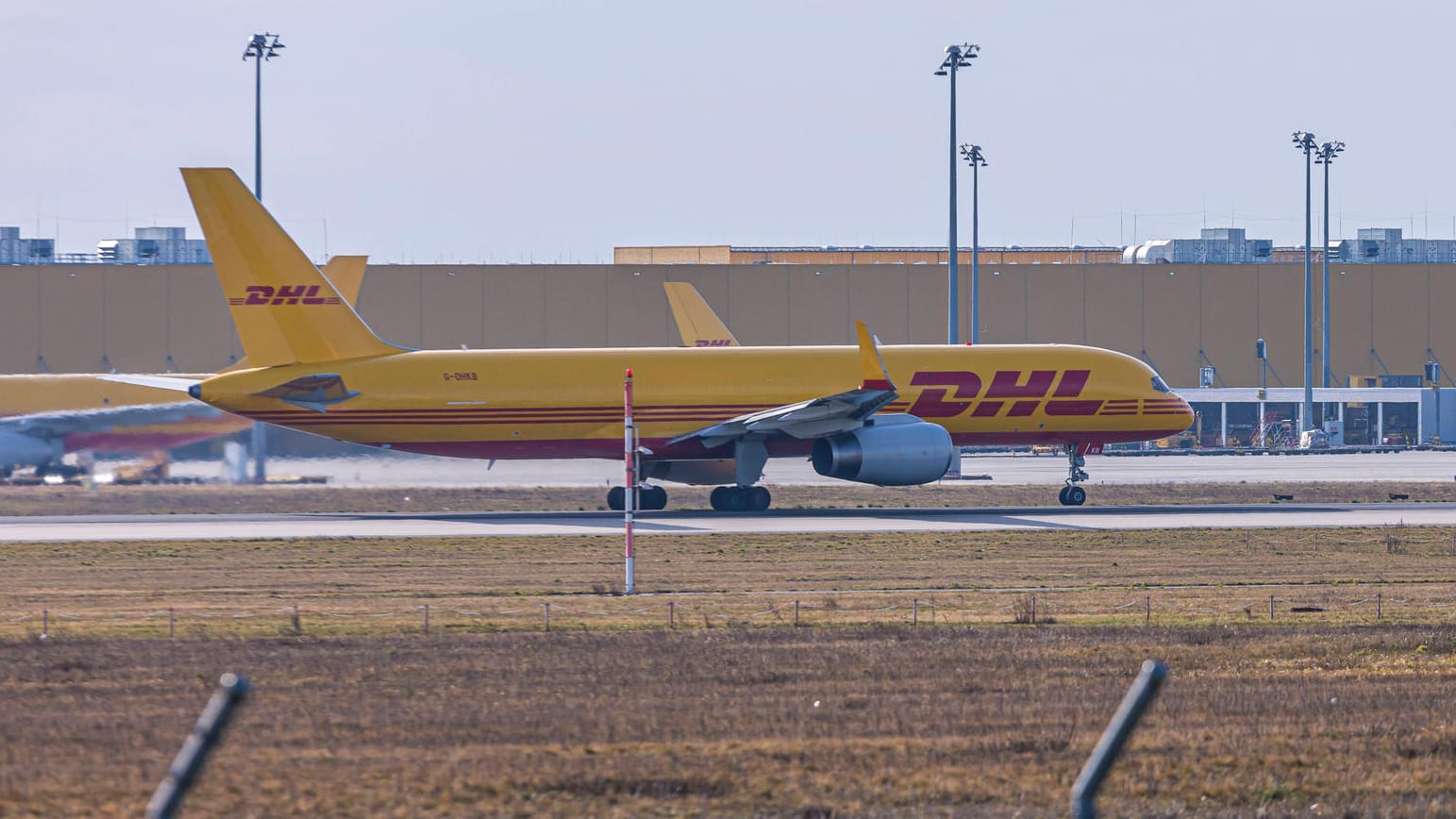 Ein DHL-Flugzeug (Symbolbild): Auch der Frachtverkehr ist vom Flugverbot nach Russland betroffen.