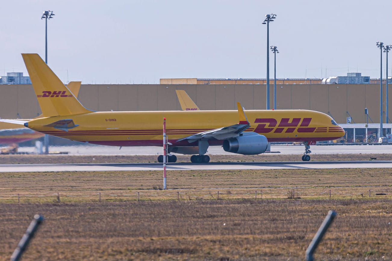 Ein DHL-Flugzeug (Symbolbild): Auch der Frachtverkehr ist vom Flugverbot nach Russland betroffen. Ein DHL-Flugzeug (Symbolbild): Auch der Frachtverkehr ist vom Flugverbot nach Russland betroffen.
