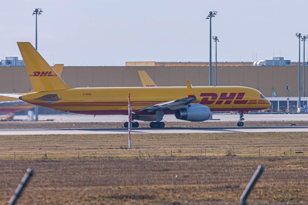 Ein DHL-Flugzeug (Symbolbild): Auch der Frachtverkehr ist vom Flugverbot nach Russland betroffen.