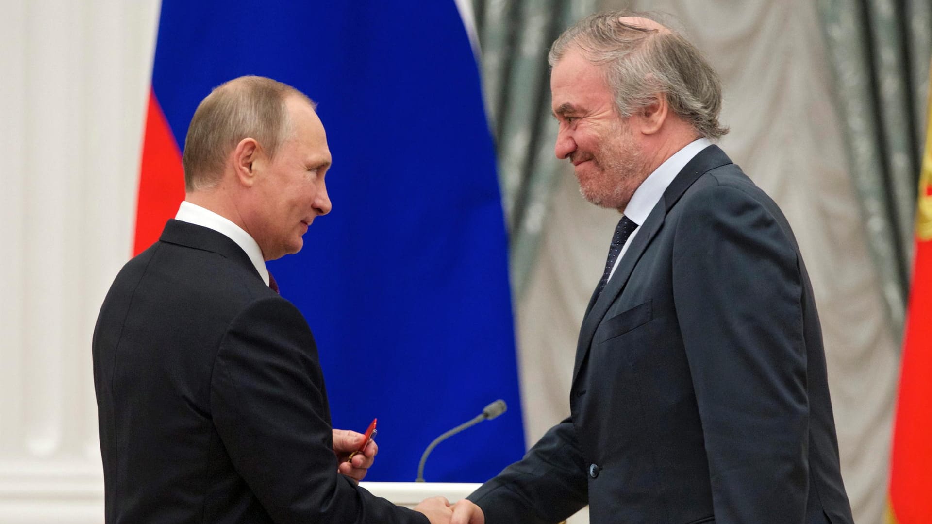 Der russische Präsident Wladimir Putin (l) zeichnet den damaligen künstlerischen Leiter des Mariinsky-Theaters, Waleri Gergijew, mit dem Orden aus (Archivbild): Der Dirigent wollte sich nicht von Putins Krieg distanzieren. Der russische Präsident Wladimir Putin (l) zeichnet den damaligen künstlerischen Leiter des Mariinsky-Theaters, Waleri Gergijew, mit dem Orden aus (Archivbild): Der Dirigent wollte sich nicht von Putins Krieg distanzieren.