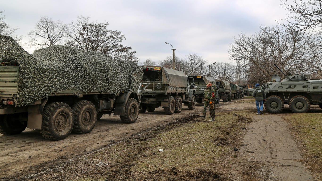 Ein Konvoi von Militärfahrzeugen (Symbolbild): Russland will offenbar militärische Einheiten näher in Richtung Europa verlegen.