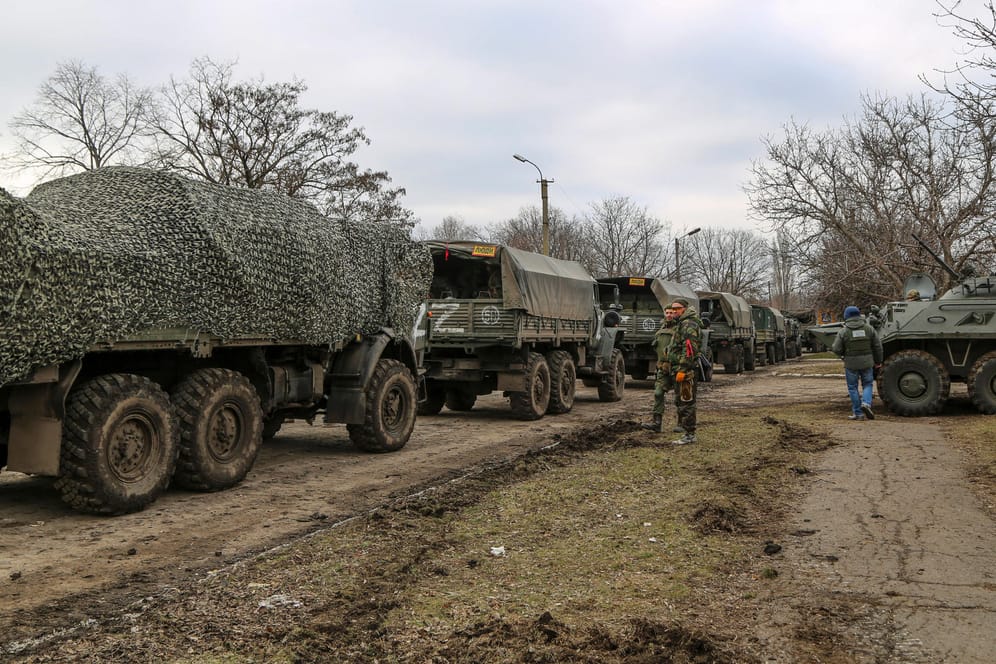 Ein Konvoi von Militärfahrzeugen (Symbolbild): Russland will offenbar militärische Einheiten näher in Richtung Europa verlegen.