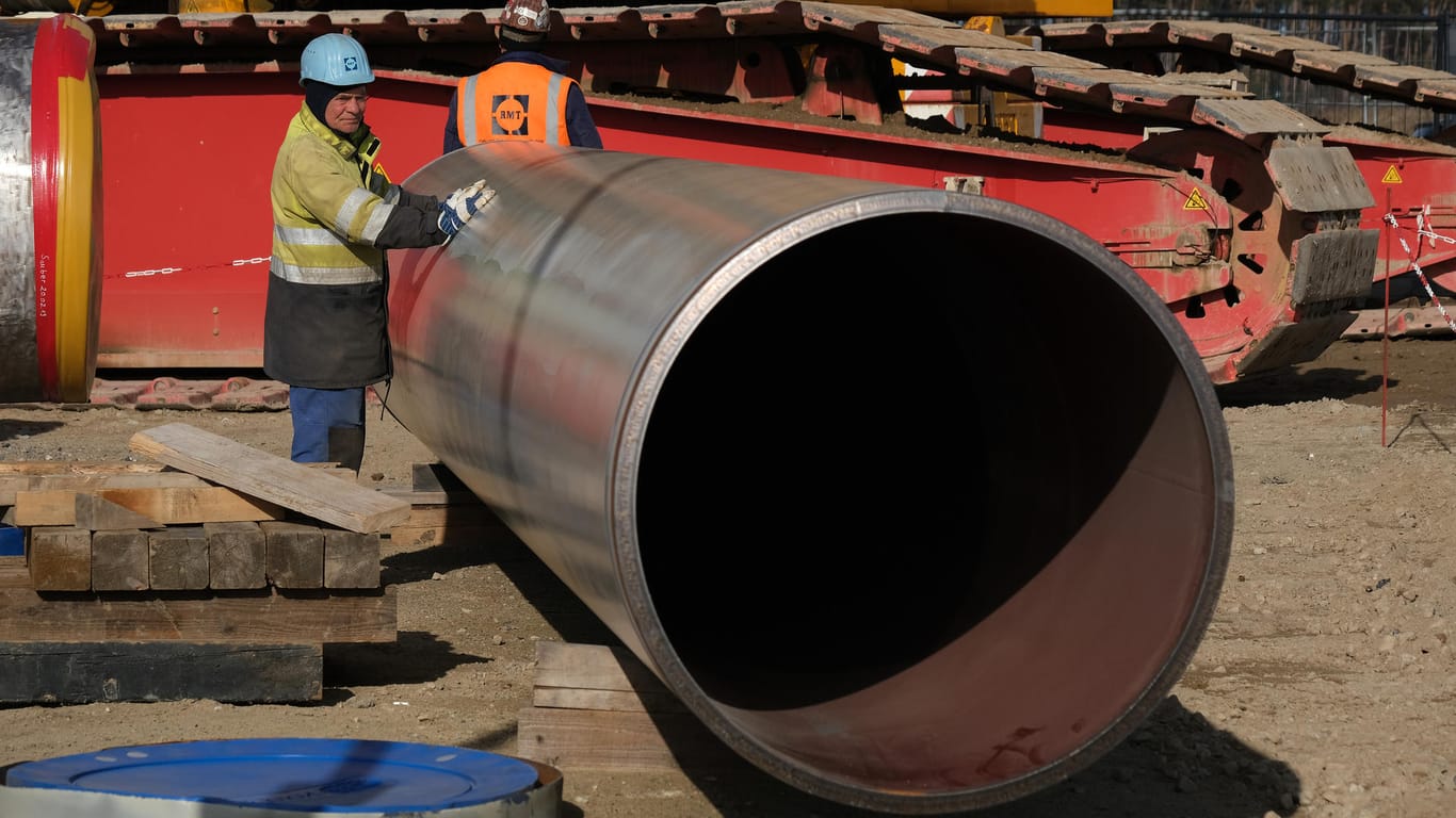 Ein Arbeiter steht neben einem Rohrabschnitt für Nord Stream 2: Der Betreiber der Pipeline kündigte nun allen Angestellten..
