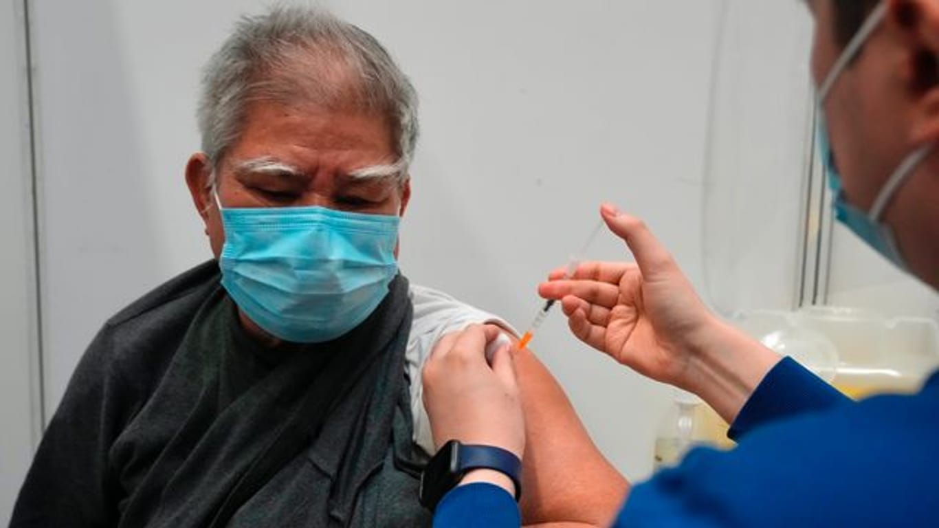 Hui Ngai-seng erhält in einem Impfzentrum in Hongkong seine erste Dosis des chinesischen Corona-Impfstoffs Sinovac.