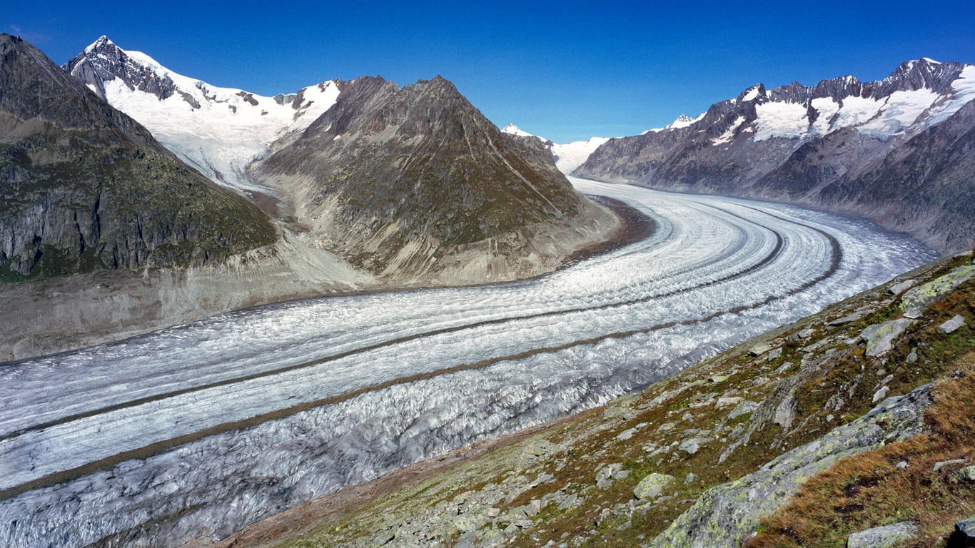 Der schweizer Aletschgletscher: Weltweit schmelzen Gletscher, Eisberge brechen ein, die Permafrostböden tauen. Das Schmelzwasser kann jahrtausendealte Krankheitserreger freisetzen und hebt den Meeresspiegel an.