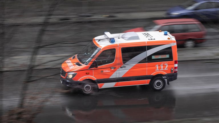 Ein Rettungswagen im Einsatz (Archivbild): In Düsseldorf ist erneut ein junger Mann niedergestochen worden.