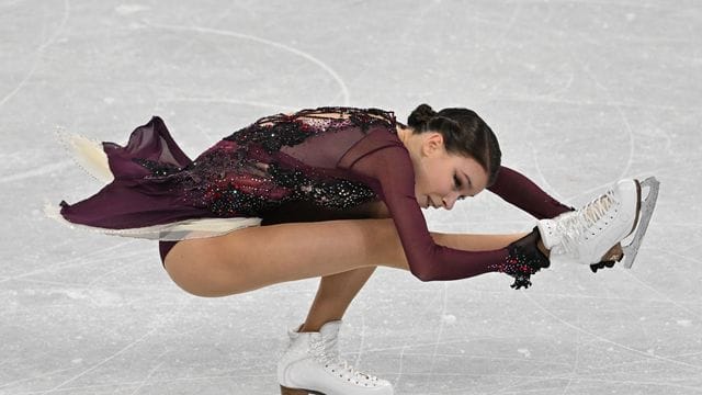 Die russische Eiskunstläuferin Anna Schtscherbakowa erhielt bei den Olympischen Winterspielen in Peking Gold. Die russische Eiskunstläuferin Anna Schtscherbakowa erhielt bei den Olympischen Winterspielen in Peking Gold.