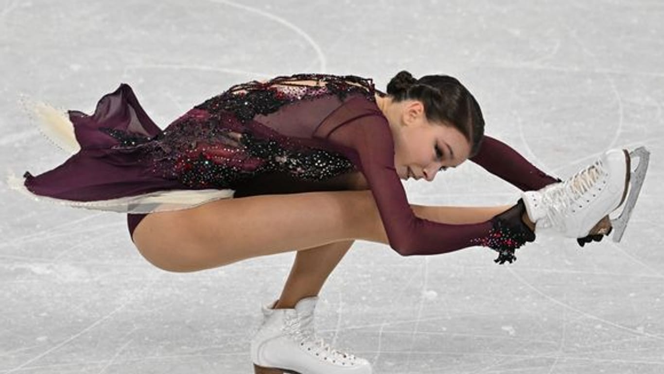 Die russische Eiskunstläuferin Anna Schtscherbakowa erhielt bei den Olympischen Winterspielen in Peking Gold.