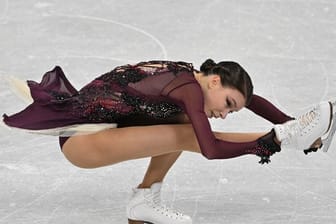 Die russische Eiskunstläuferin Anna Schtscherbakowa erhielt bei den Olympischen Winterspielen in Peking Gold.