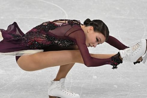 Die russische Eiskunstläuferin Anna Schtscherbakowa erhielt bei den Olympischen Winterspielen in Peking Gold.