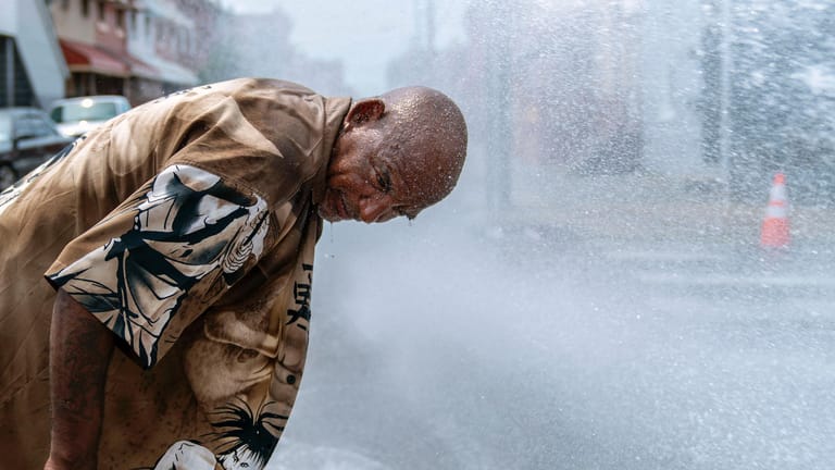 Ein Hydrant hilft diesem Mann in Philadelphia, sich abzukühlen: In vielen Ländern wurden im vergangenen Jahr neue Hitzerekorde gebrochen. Im kanadischen Lytton erreichte die Temperatur 49,6 Grad Celsius.