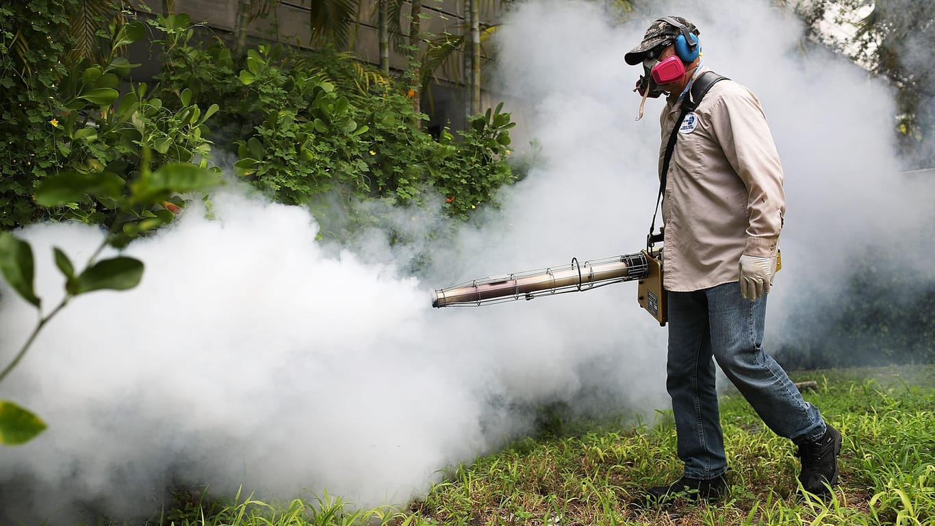 Ein Mann in Florida versprüht Insektengift: Die wärmeren Temperaturen locken tropische Mücken auch nach Europa. Krankheiten wie das West-Nil-Virus, die Ärzte nur aus Lehrbüchern kannten, treten nun auch hier auf.