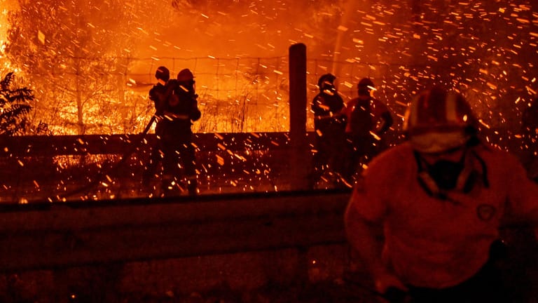 Feuerinferno in einem Vorort Athens im Sommer 2021: Teile der griechischen Hauptstadt erreichten Rekordtemperaturen von bis zu 42 Grad. Riesige Waldgebiete im Süden Griechenlands standen in Flammen.