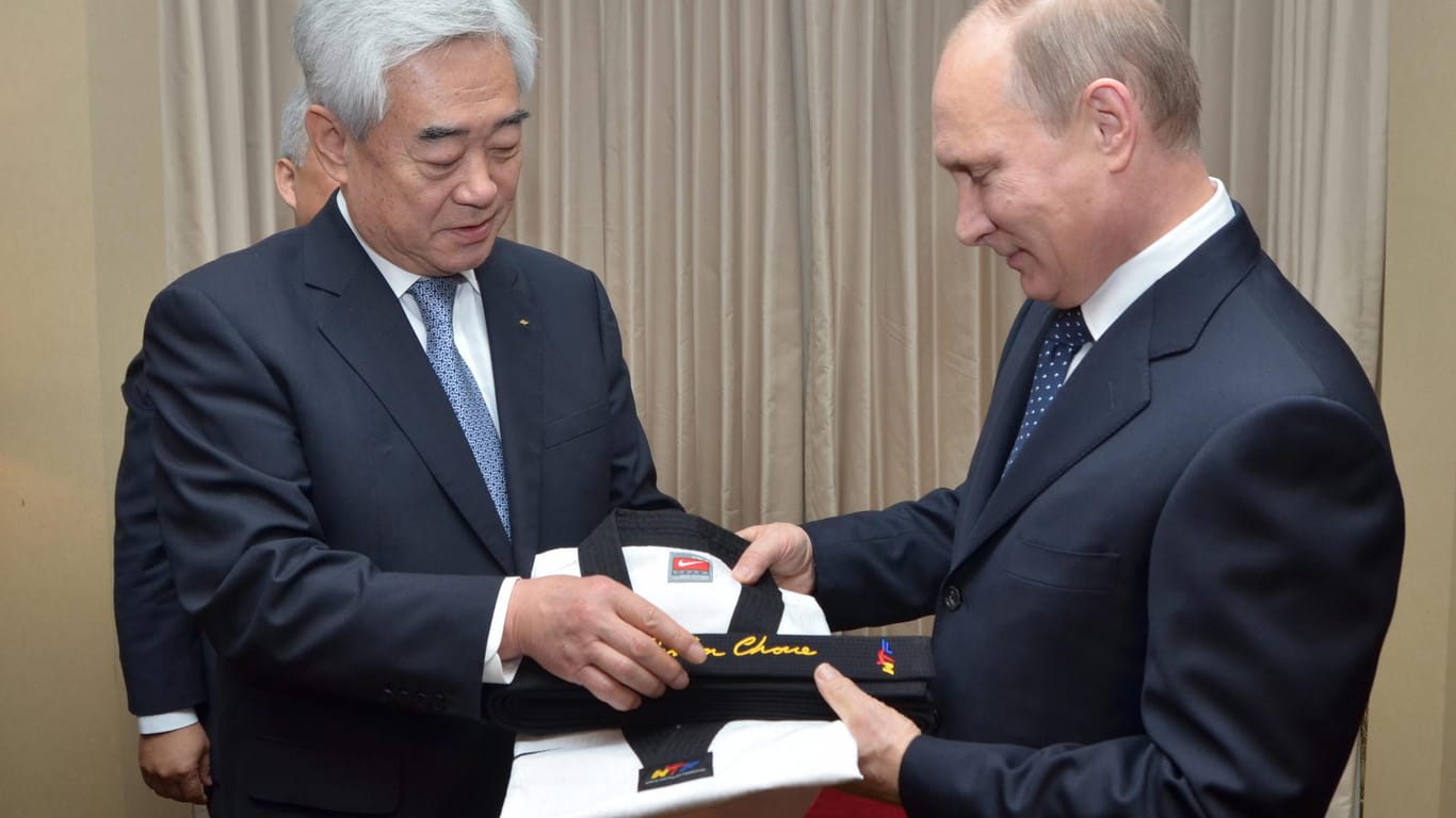 Gürtel weg: Der Taekwondo-Weltverband hat Putin den schwarzen Ehren-Gürtel entzogen.
