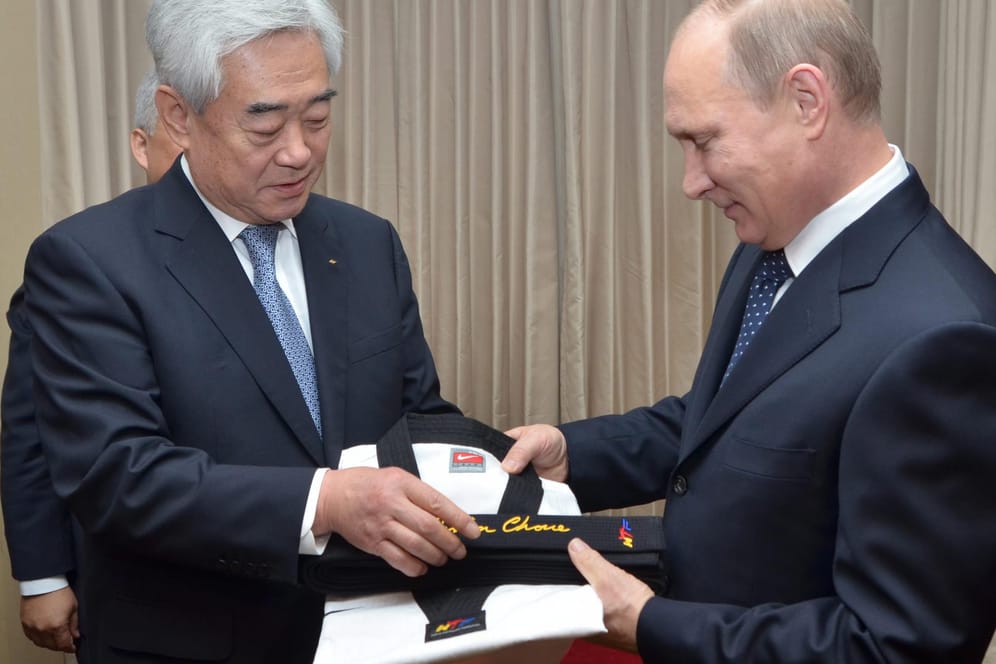 Gürtel weg: Der Taekwondo-Weltverband hat Putin den schwarzen Ehren-Gürtel entzogen.