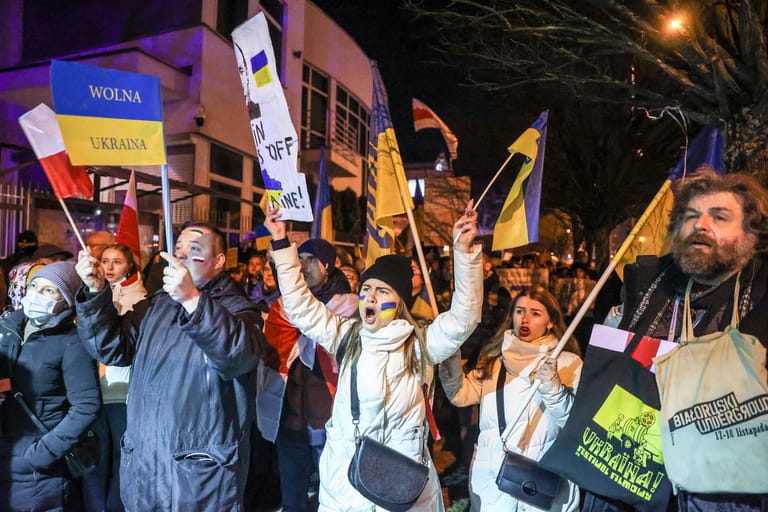 Warschau, Polen: Weltweit gehen Hunderttausende Menschen gegen den Krieg auf die Straße und zeigen sich solidarisch mit der Ukraine. Putin reagiert auf die Maßnahmen des Westens und versetzt die Abschreckungswaffen der Atommacht in Bereitschaft.