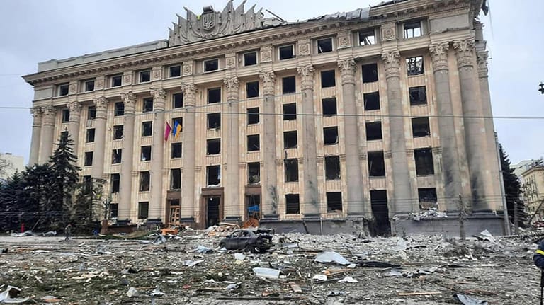 Verwaltungsgebäude in Charkiw nach einer Explosion am 1. März 2022: Die russische Armee beschießt unter anderem Stadtzentren. Zahlreiche Zivilisten sterben in den ersten Tagen des Krieges. Verhandlungen zwischen Delegierten der Ukraine und Russlands hatten am Vortag keine Ergebnisse gebracht.