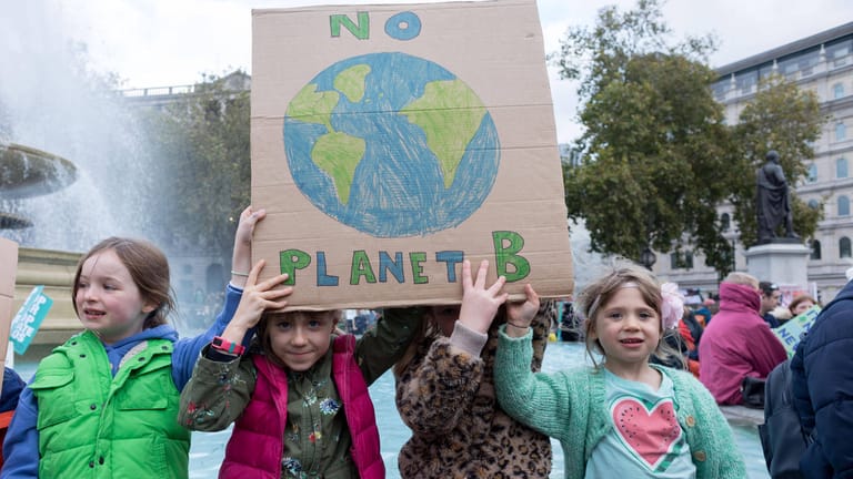 Auf vielen Plakaten bei Klimademos steht "No Planet B" (Symbolfoto): Wenn es auf der Erde erst einmal zu heiß und zu trocken ist und große Teile der Küsten und Flussgebiete überflutet sind, gibt es kein Entrinnen, keinen Ersatzplaneten.