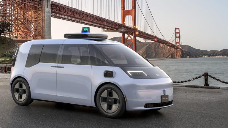 Robotaxi vom Waymo: Die Google-Schwesterfirma hat die Zahl ihrer selbstfahrenden Autos in Kalifornien schon zum Jahreswechsel auf rund 700 autonome Fahrzeuge gesteigert.