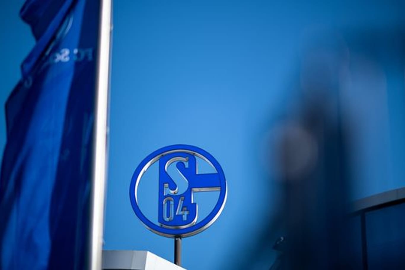Medienberichten zufolge soll das Wohnungsunternehmen Vivawest neuer Sponsor des Fußball-Zweitligisten FC Schalke 04 werden.