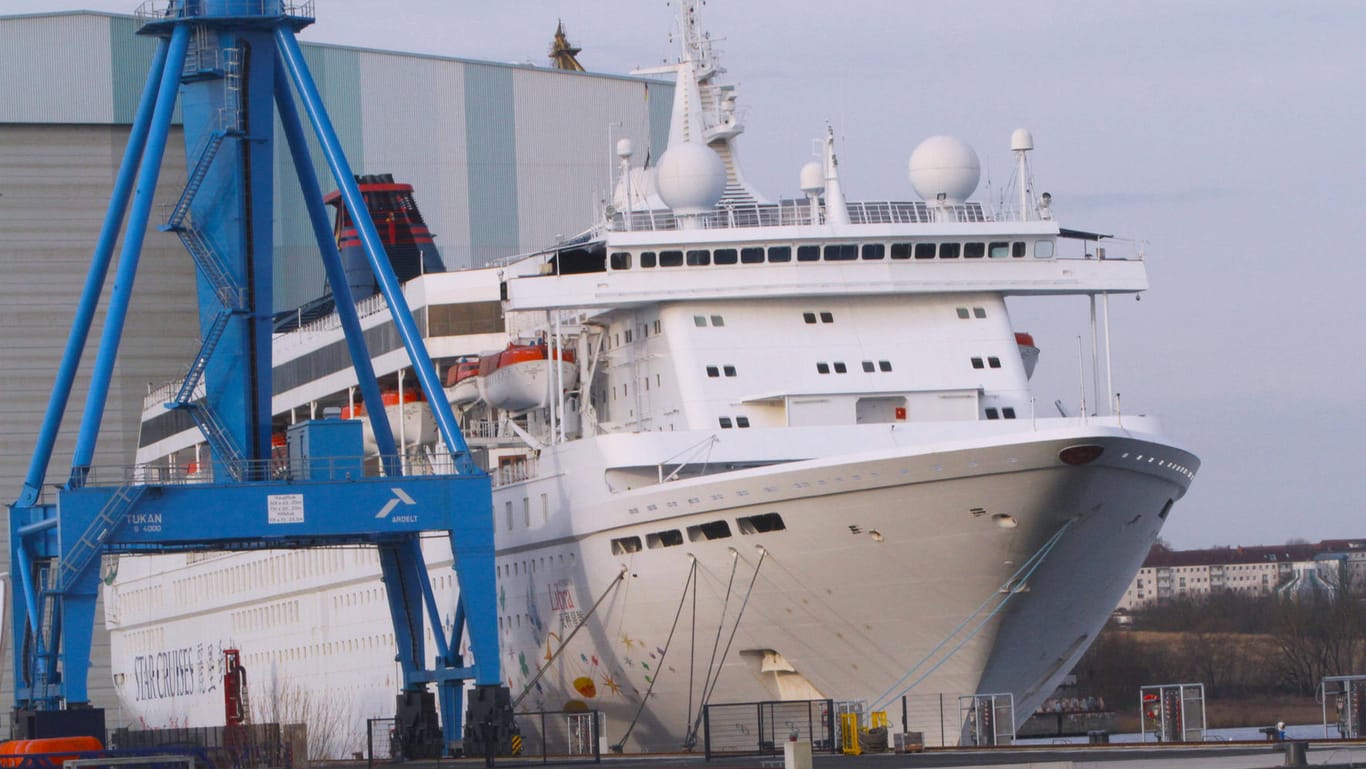 Blick in Wismar auf den örtlichen Standort der MV-Werften mit dem Wohnschiff Superstar Libra: Die Unternehmensgruppe rutschte im Januar in die Pleite.