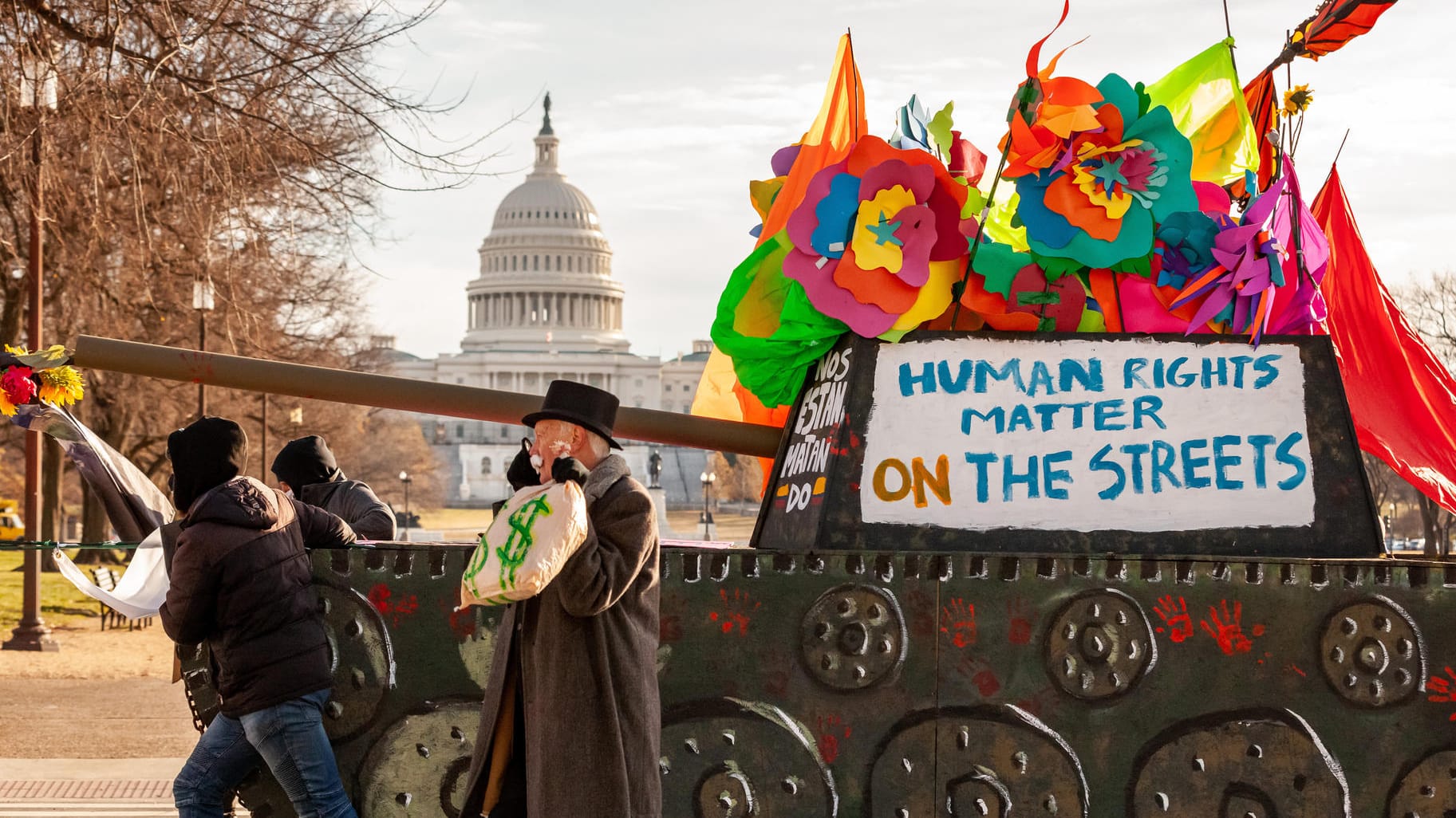 Demonstranten in Washington DC protestieren für die Achtung der Menschenrechte: Dazu gehören auch der Zugang zu Trinkwasser, Nahrung und einer Wohnung. Doch die Klimakrise stellt all das infrage.