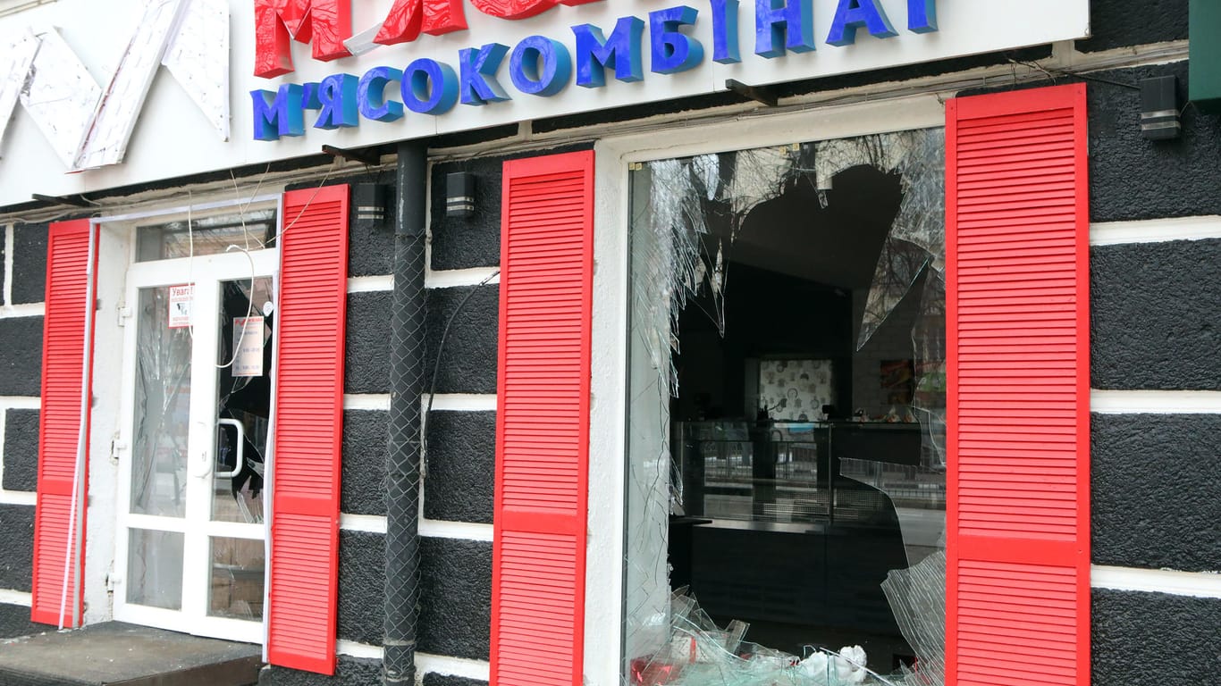 Schäden nach dem Beschuss einer Metzgerei in Charkiw.