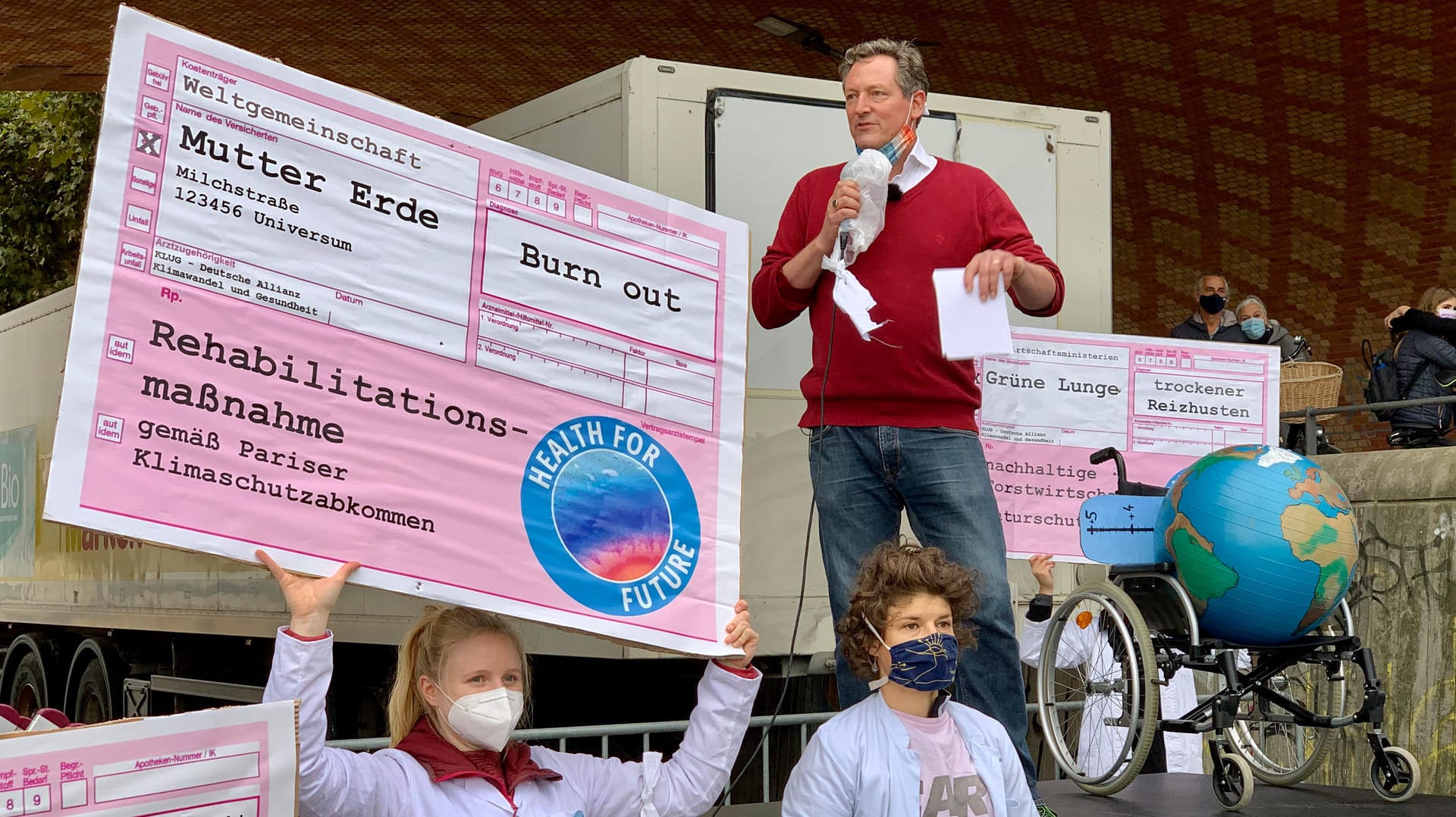 Eckart von Hirschhausen spricht auf einer Veranstaltung von Fridays for Future: Um eine globale Klimakatastrophe zu verhindern, muss es mit den Treibhausgasen runter- und der Vorbereitung auf kommende Extremwetterereignisse losgehen, so der Arzt.