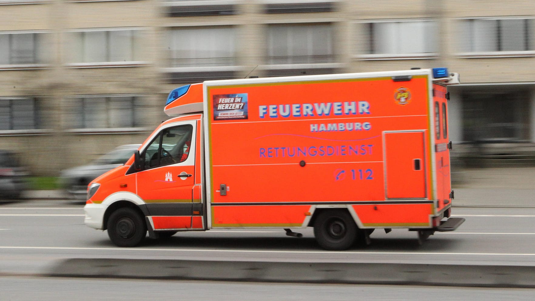 Ein Rettungswagen bei voller Fahrt (Symbolbild): Bisher ist noch unklar, ob ein Mann angegriffen wurde. Ein Rettungswagen bei voller Fahrt (Symbolbild): Bisher ist noch unklar, ob ein Mann angegriffen wurde.