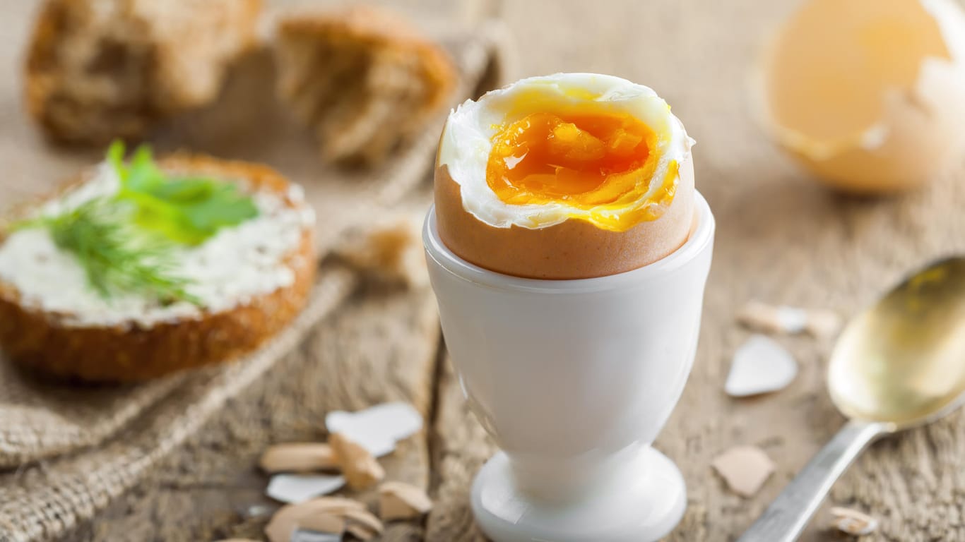 Frühstücksei: Eier können sowohl im Topf als auch in der Mikrowelle hartgekocht werden.