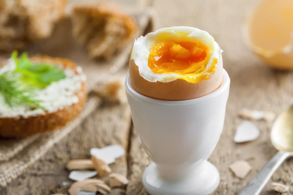 Frühstücksei: Eier können sowohl im Topf als auch in der Mikrowelle hartgekocht werden.