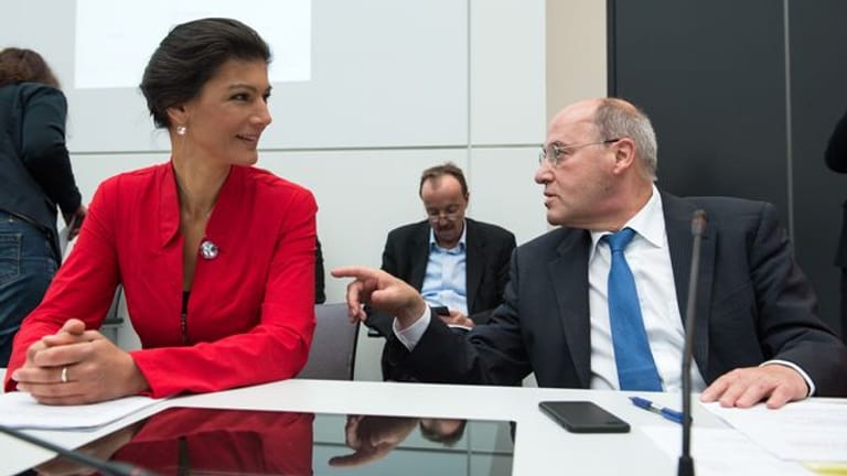 Gregor Gysi und Sahra Wagenknecht unterhalten sich bei einer Fraktionssitzung im Oktober 2015.