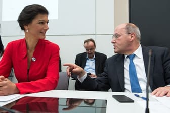 Gregor Gysi und Sahra Wagenknecht unterhalten sich bei einer Fraktionssitzung im Oktober 2015.