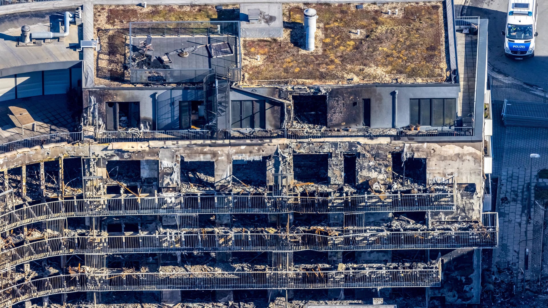 Luftbildaufnahme des ausgebrannten Hauses in Essen (Archivbild): 128 Menschen haben bei einem Brand ihre Wohnungen verloren. Luftbildaufnahme des ausgebrannten Hauses in Essen (Archivbild): 128 Menschen haben bei einem Brand ihre Wohnungen verloren.