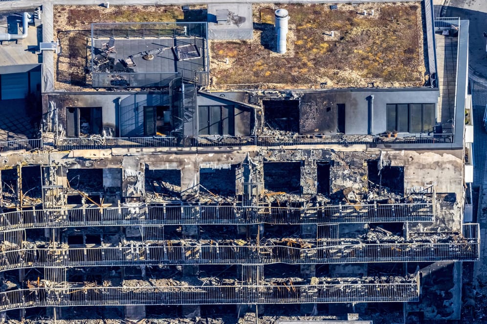 Luftbildaufnahme des ausgebrannten Hauses in Essen (Archivbild): 128 Menschen haben bei einem Brand ihre Wohnungen verloren.