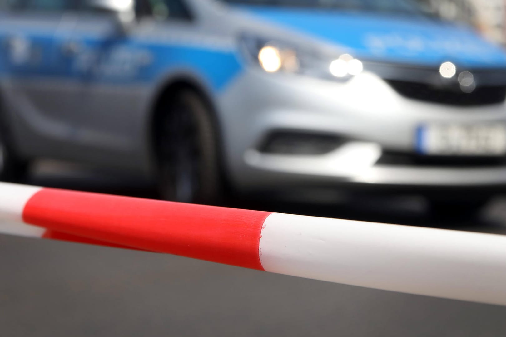 Flatterband ist vor einem Polizeiwagen zu sehen (Symbolbild): Zeugen sollen sich bei der Berliner Polizei melden.