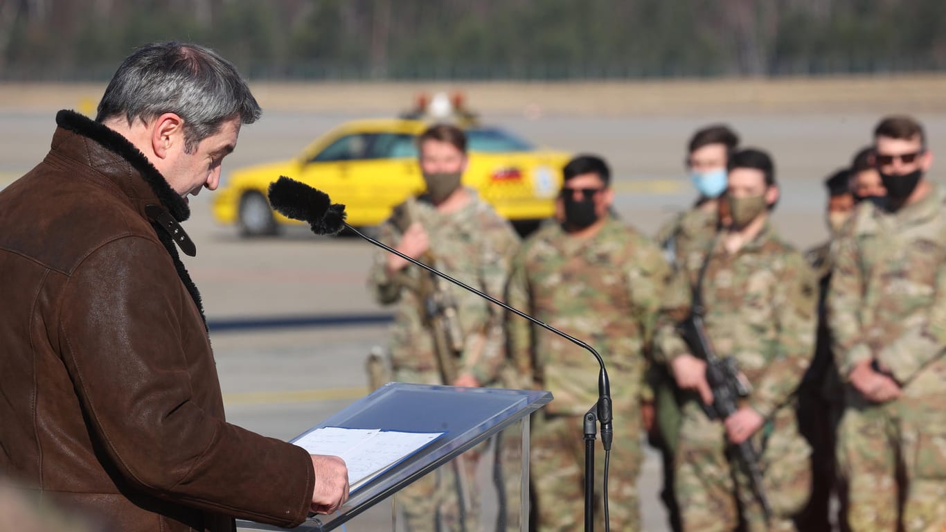Markus Söder, bayerischer Ministerpräsident (CSU), spricht auf dem Albrecht Dürer Airport vor US-Soldaten: 200 US-Soldaten wurden nach Nürnberg verlegt.