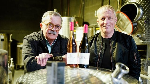 Robert Boudier (l) und Elmar Koeller, Inhaber des Weinguts Boudier und Koeller, zwischen Weinfässern. Robert Boudier (l) und Elmar Koeller, Inhaber des Weinguts Boudier und Koeller, zwischen Weinfässern.