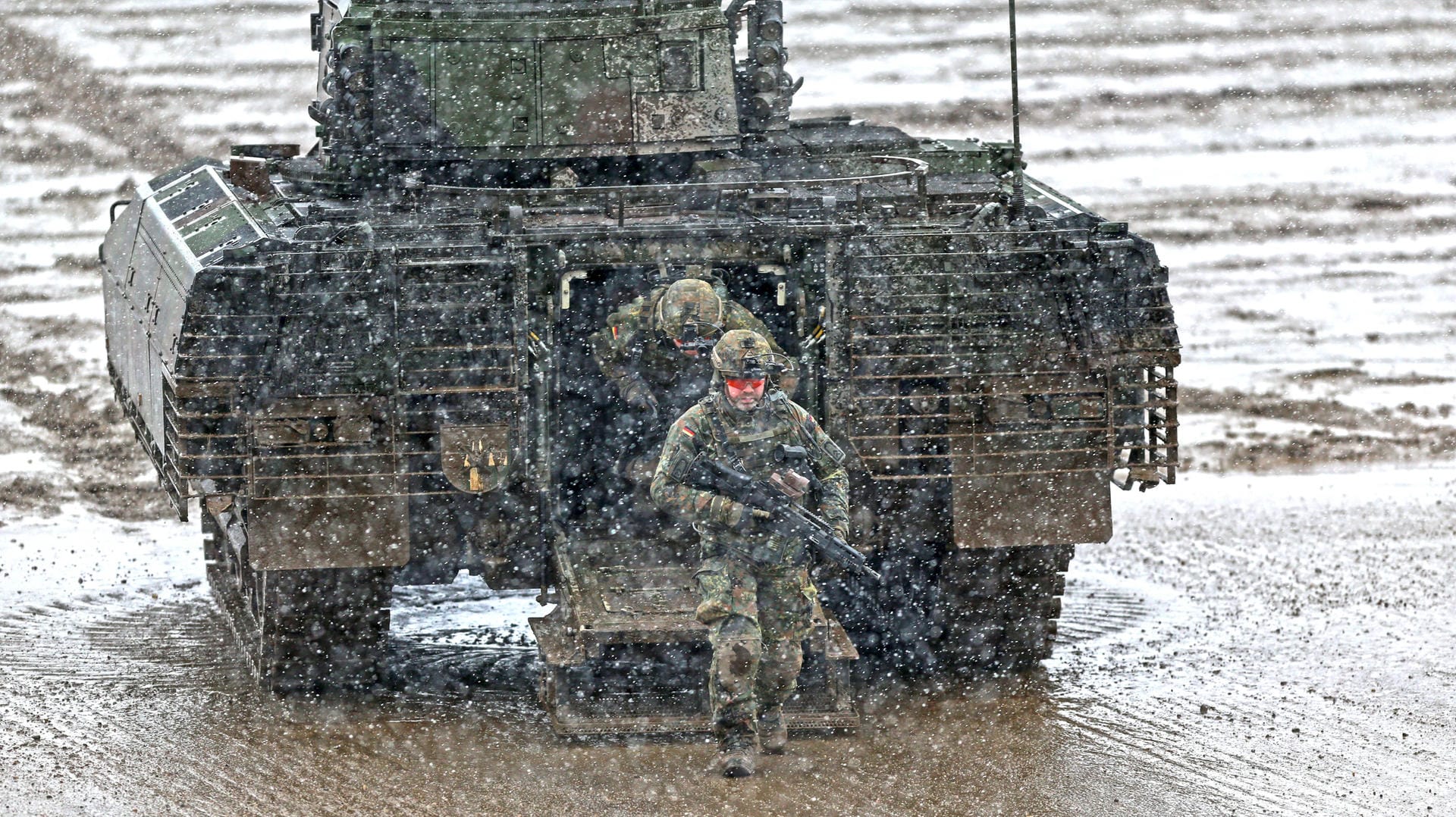 Panzergrenadiere werden aus dem Schützenpanzer Puma bei Schneeschauer abgesetz: Die deutsche Bundeswehr soll wesentlich besser ausgestattet werden als bisher.