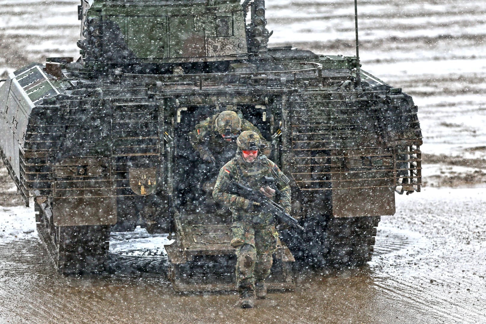 Panzergrenadiere werden aus dem Schützenpanzer Puma bei Schneeschauer abgesetz: Die deutsche Bundeswehr soll wesentlich besser ausgestattet werden als bisher.