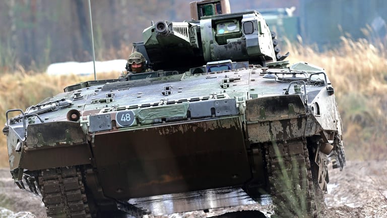 Der Schützenpanzer Puma bei einer Geländefahrt auf dem Truppenübungsplatz Munster: Dienstantrittsbesuch der Bundesministerin