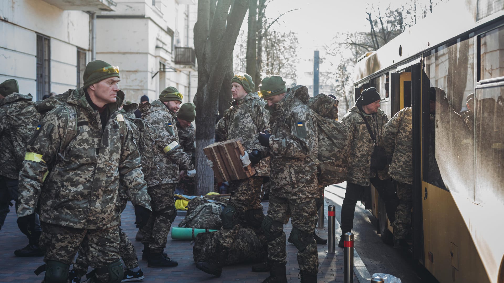 Soldaten der ukrainischen Armee steigen am Montag aus einem Bus in Kiew.