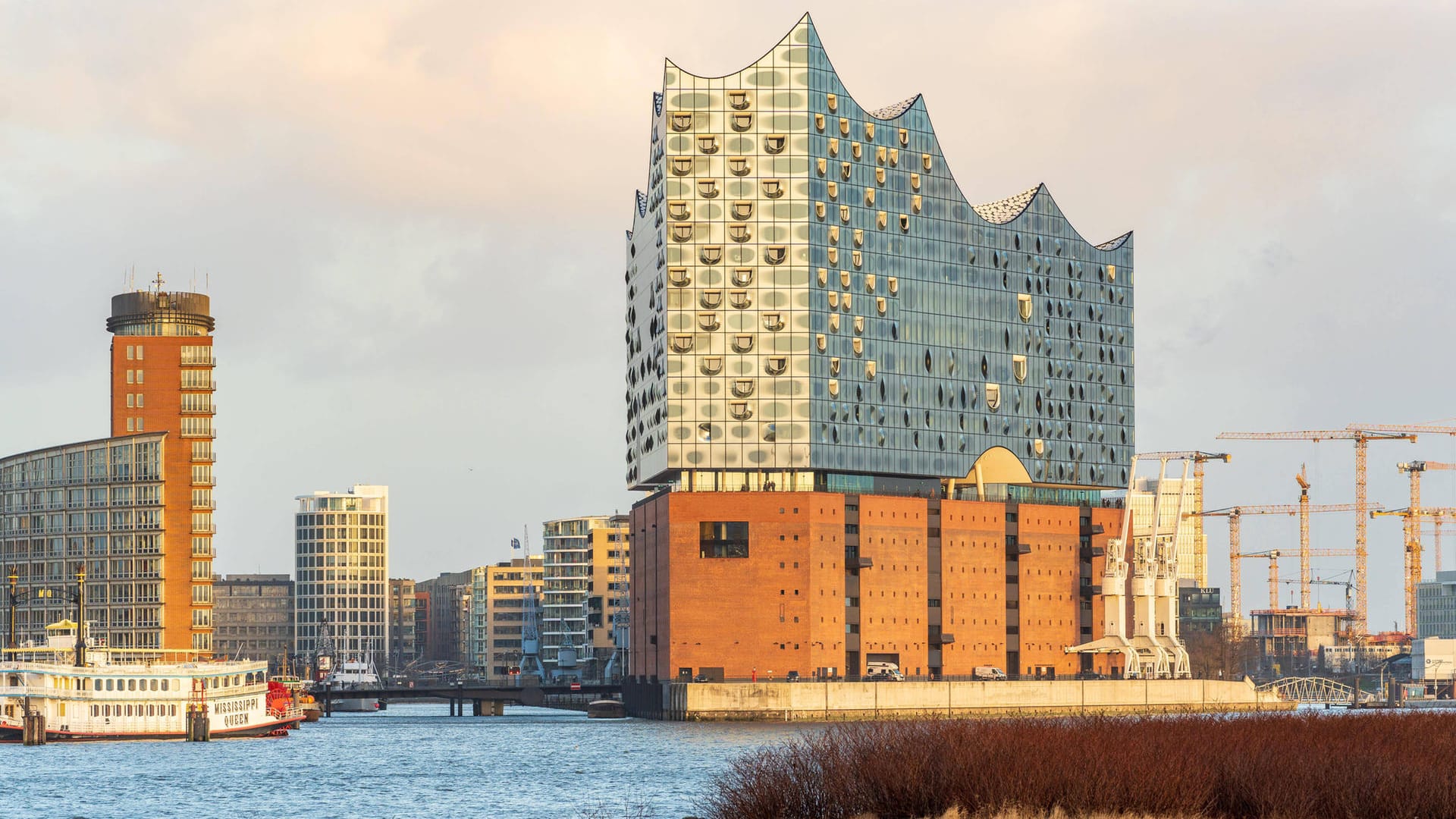Die Elbphilharmonie in Hamburg (Symbolbild): In dem Konzerthaus werden Aufritte mit dem russischen Star-Dirigenten Waleri Gergijew abgesagt. Die Elbphilharmonie in Hamburg (Symbolbild): In dem Konzerthaus werden Aufritte mit dem russischen Star-Dirigenten Waleri Gergijew abgesagt.