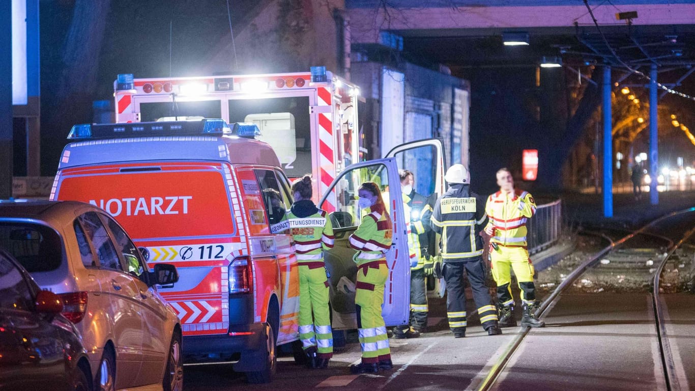 Einsatzkräfte an der Unfallstelle: Das tödliche Unglück ereignete sich in der Nähe der Kölner Innenstadt.