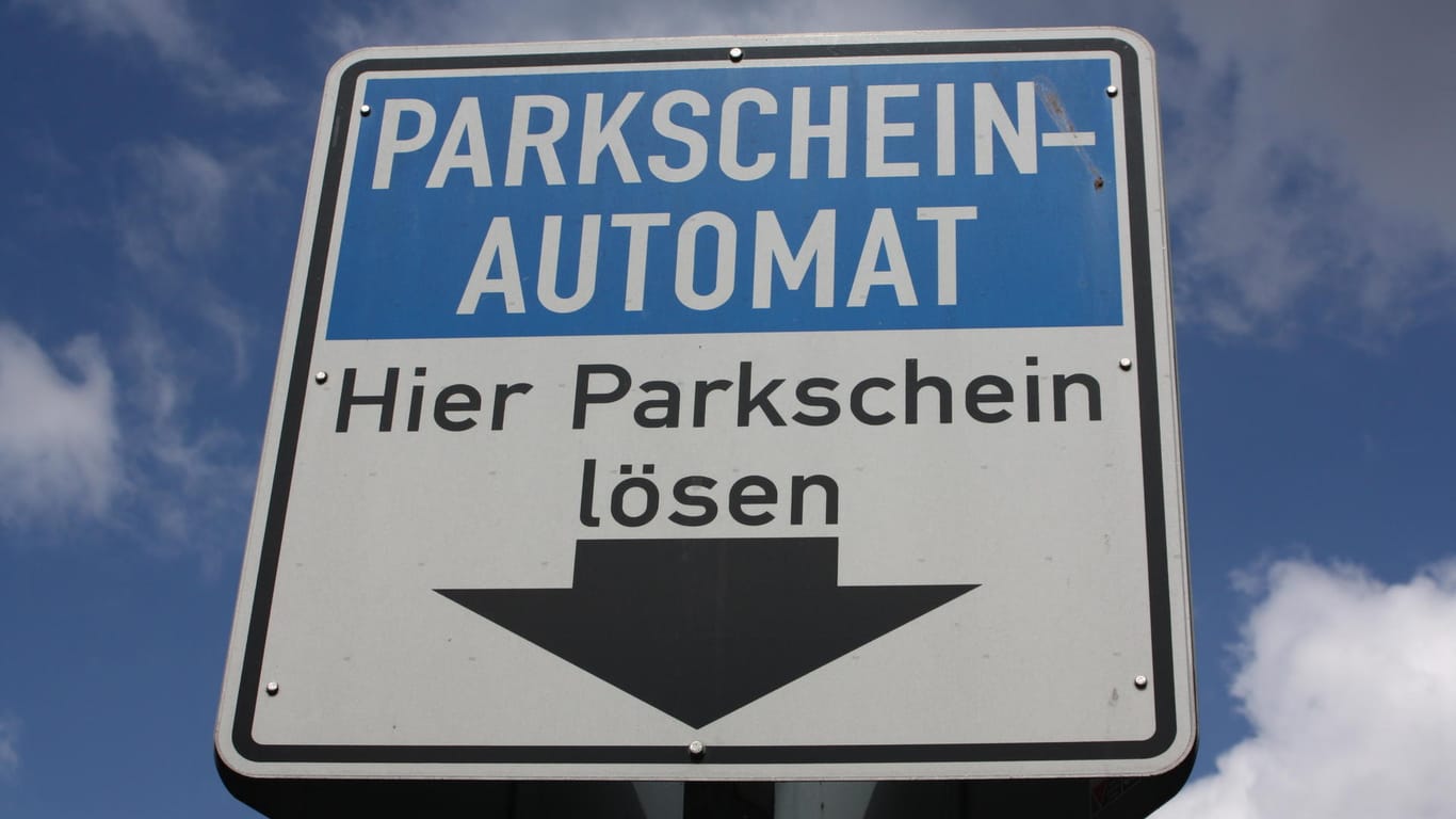 Schild eines Parkscheinautomaten (Symbolbild): In Frankfurt wird das Parken teurer.