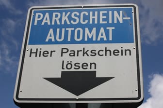 Schild eines Parkscheinautomaten (Symbolbild): In Frankfurt wird das Parken teurer.