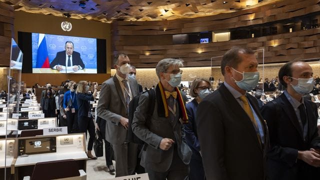 Botschafter und Diplomaten verlassen den Saal, während Sergej Lawrow (auf dem Bildschirm), Außenminister von Russland, mit einer aufgezeichneten Videobotschaft zur 49. Botschafter und Diplomaten verlassen den Saal, während Sergej Lawrow (auf dem Bildschirm), Außenminister von Russland, mit einer aufgezeichneten Videobotschaft zur 49.