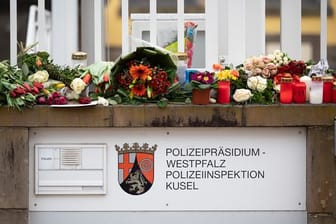 Blumen liegen vor der Polizeiinspektion Kusel