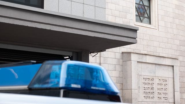 Ein Polizeiauto steht vor einer Synagoge