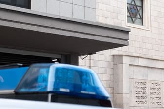 Ein Polizeiauto steht vor einer Synagoge